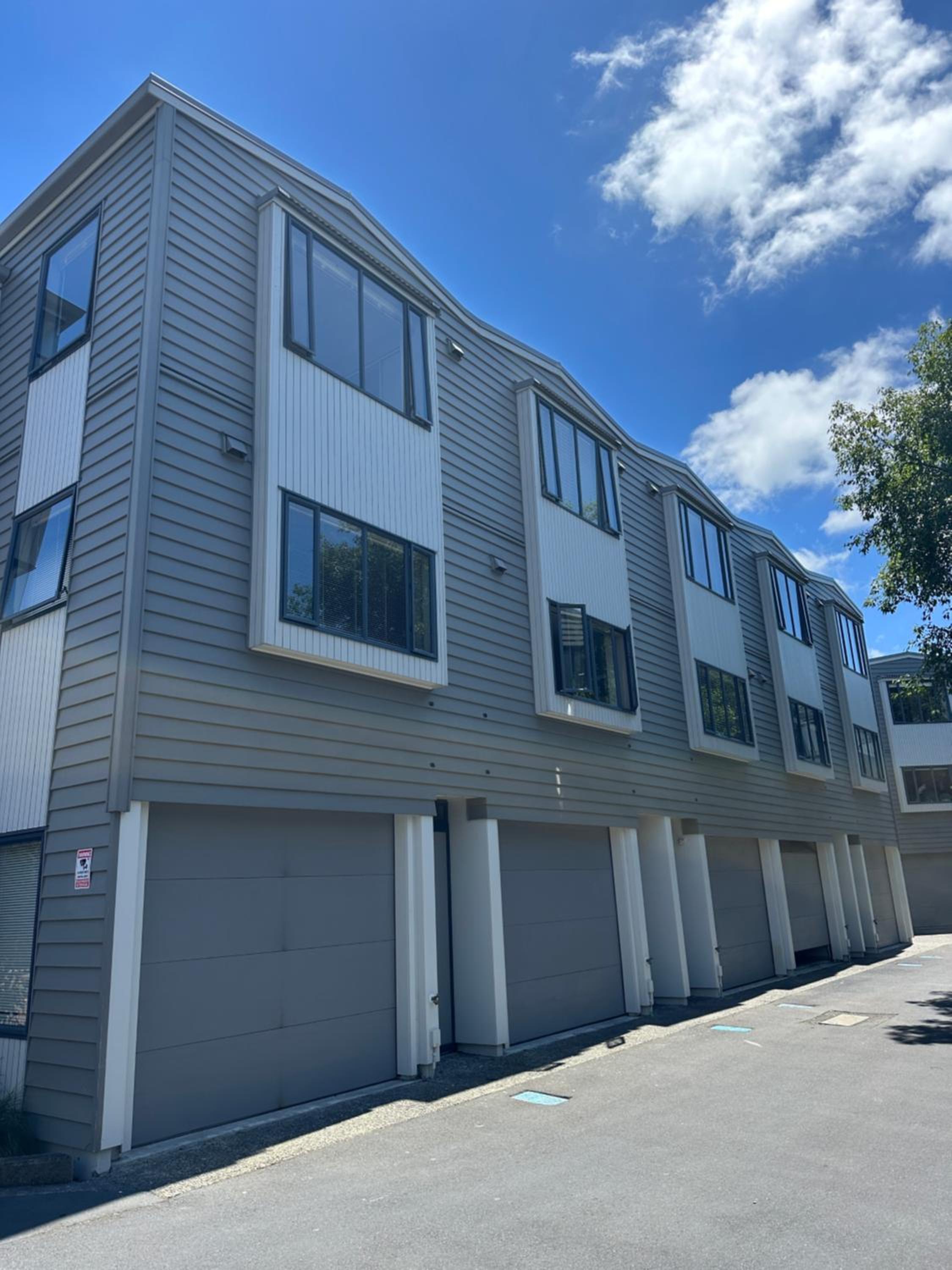 3 BDR 2Bathroom--AKL CBD view 2
