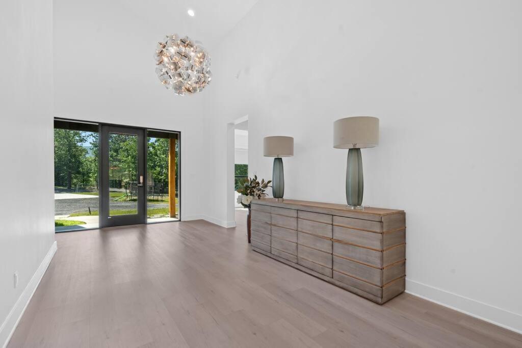 Modern Retreat | 12 min-Oaklawn | BBQ GRILL view 3