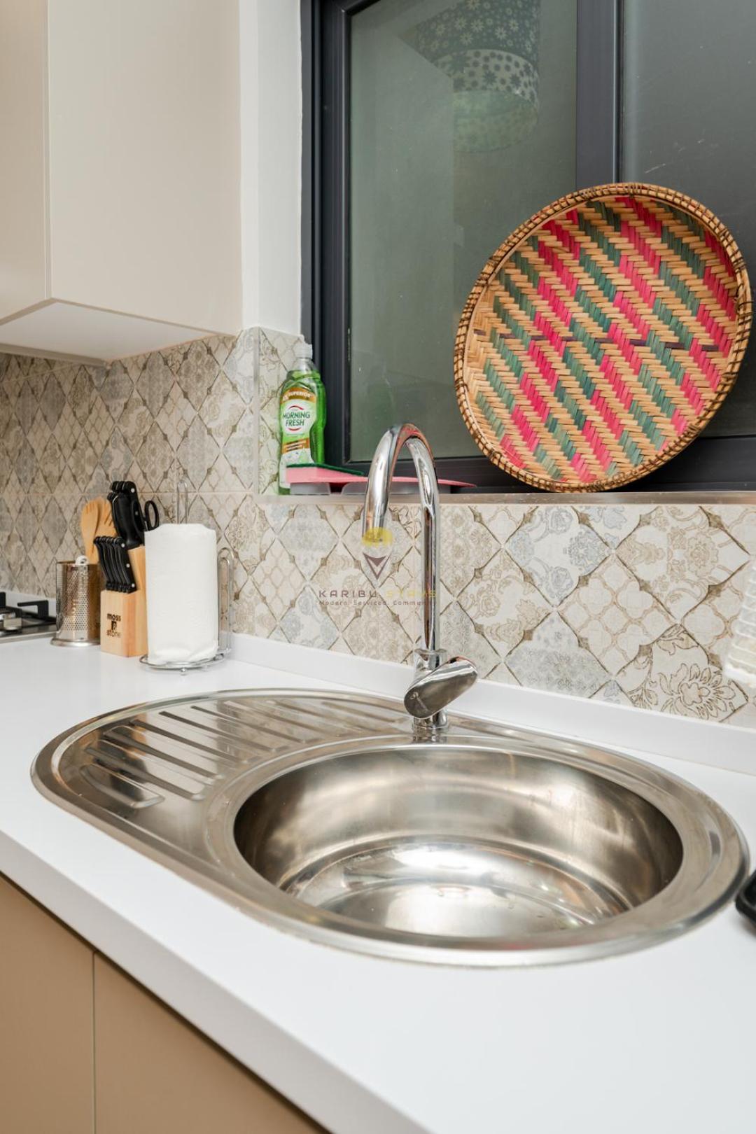 Elite Residence 7 Star Luxe Condo with Gym and Pool next to JW Marriott, Westlands Airport Shuttle, Luggage Storage available