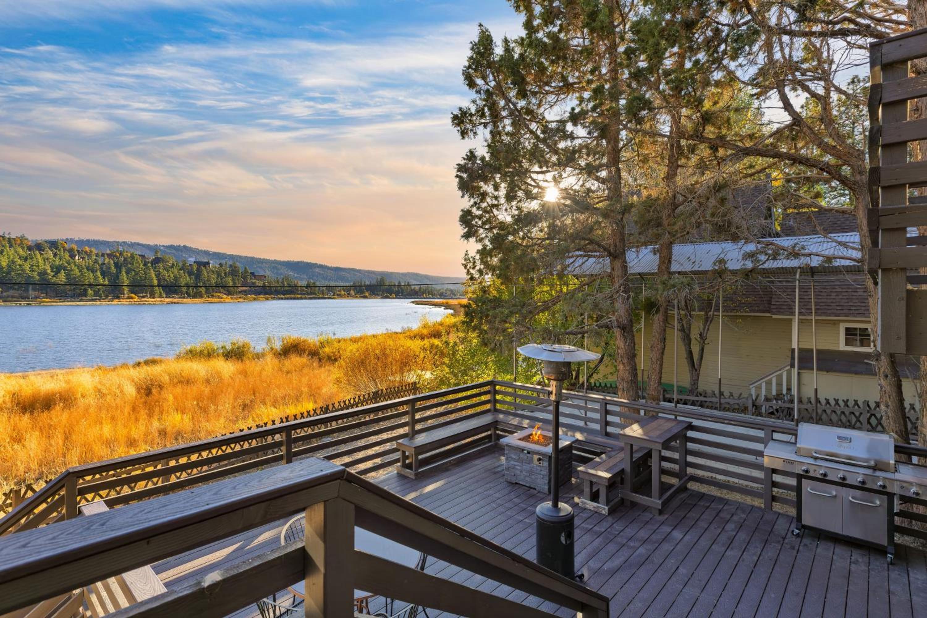 Viewtopia by AvantStay Lakefront Views Hot Tub