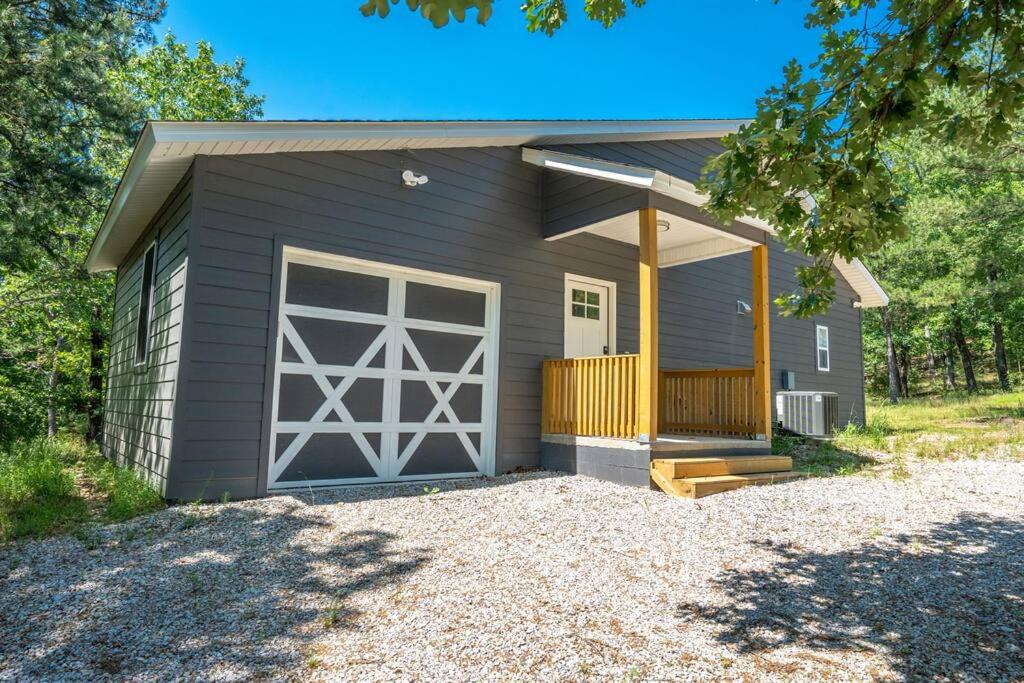 Modern Cabin Oaklawn in 10 min Private Patio view 3