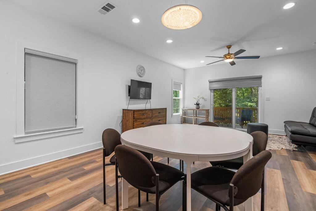 Modern Cabin Oaklawn in 10 min Private Patio view 4