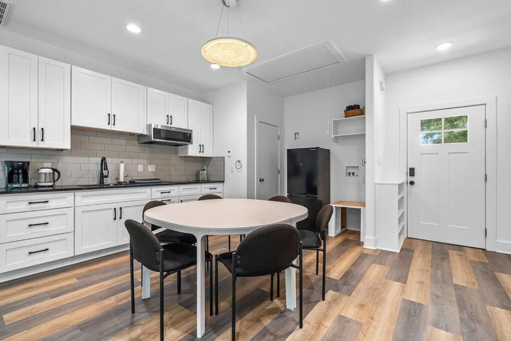 Modern Cabin Oaklawn in 10 min Private Patio view 5