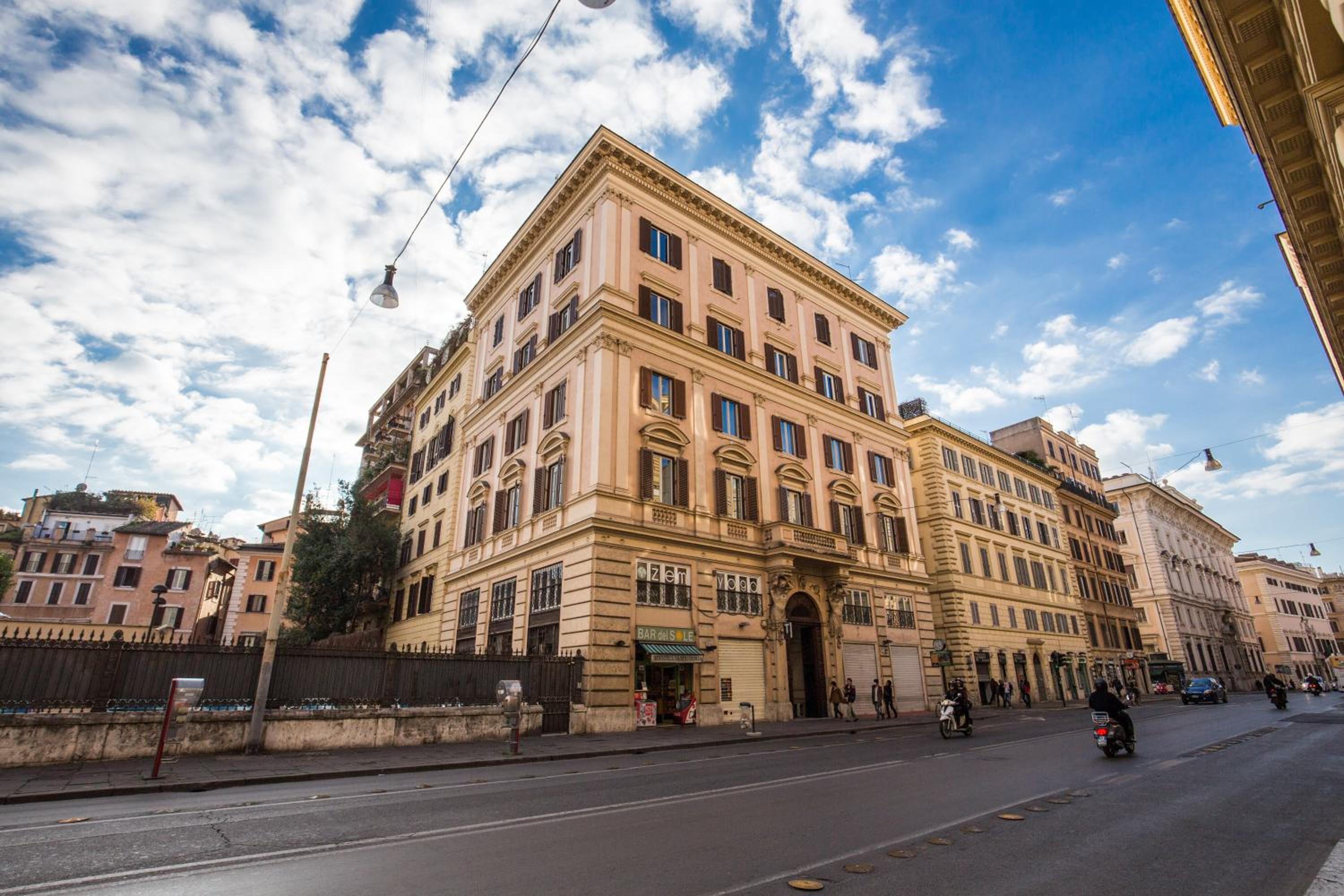The Club Navona