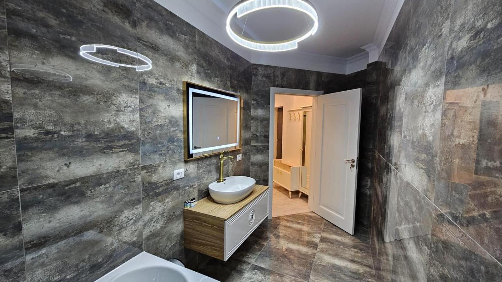 Book your Cozy and Luxury Apartment in City Center Suceava view 2