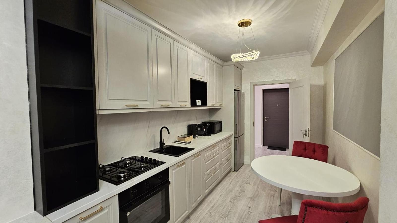 Book your Cozy and Luxury Apartment in City Center Suceava view 3