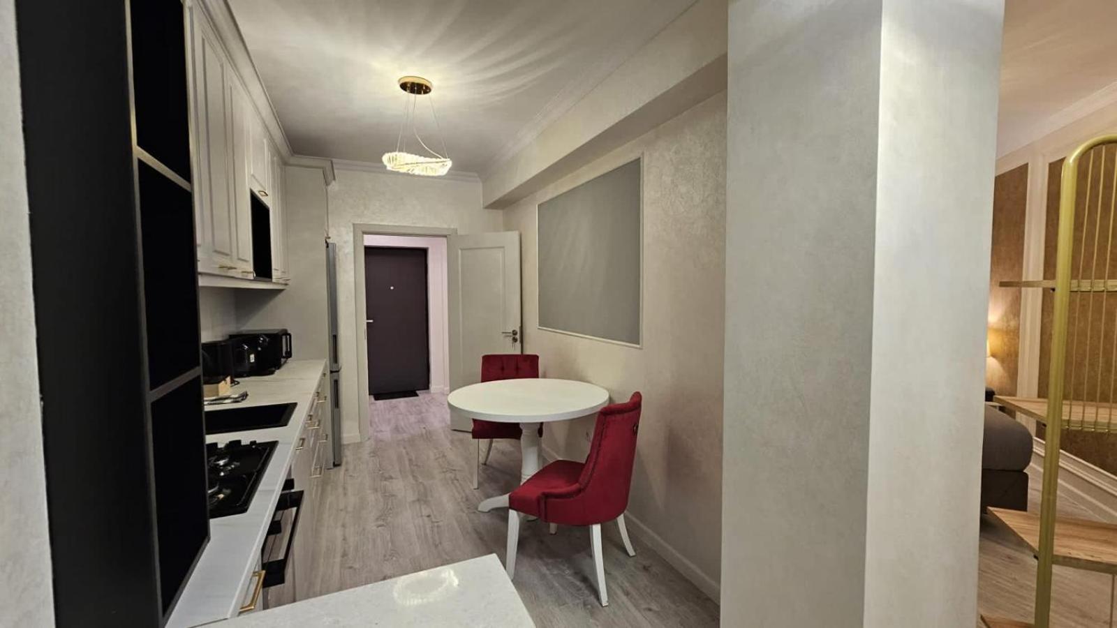 Book your Cozy and Luxury Apartment in City Center Suceava view 5