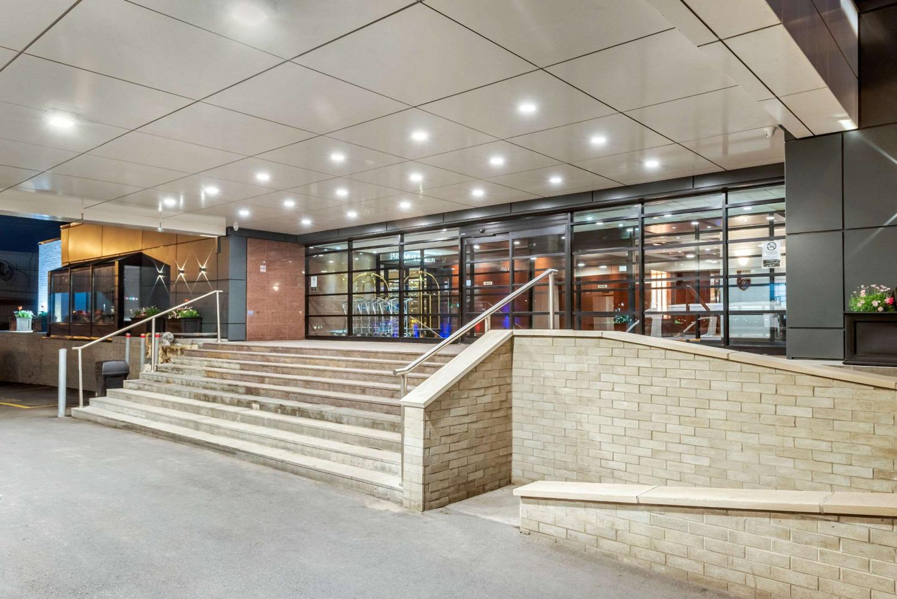 Montreal Vacations - Quality Hotel Dorval Aeroport - Property Image 4