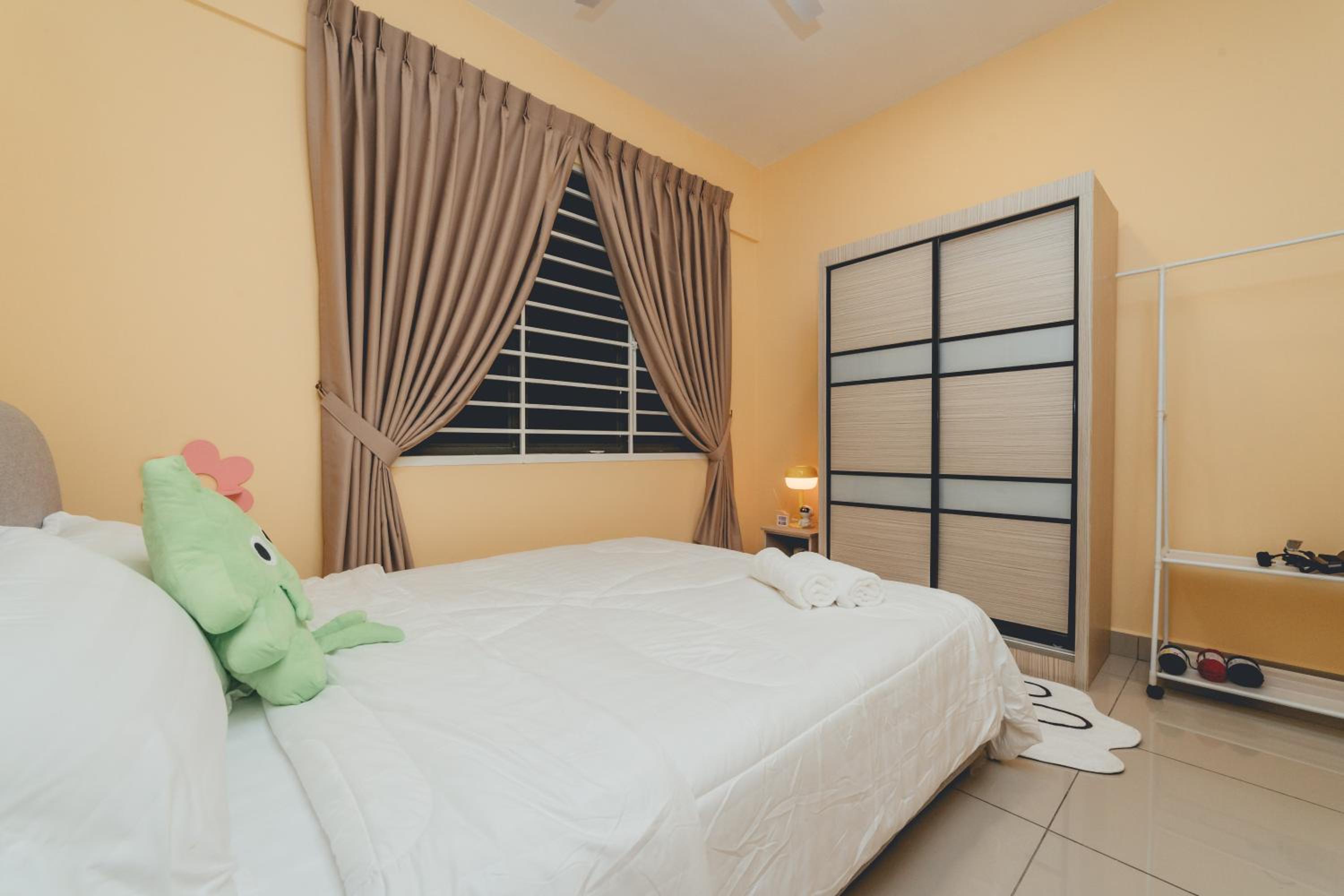 Dopamine 2BR ARC Austin Hill nr Taman Daya Austin by Our Stay