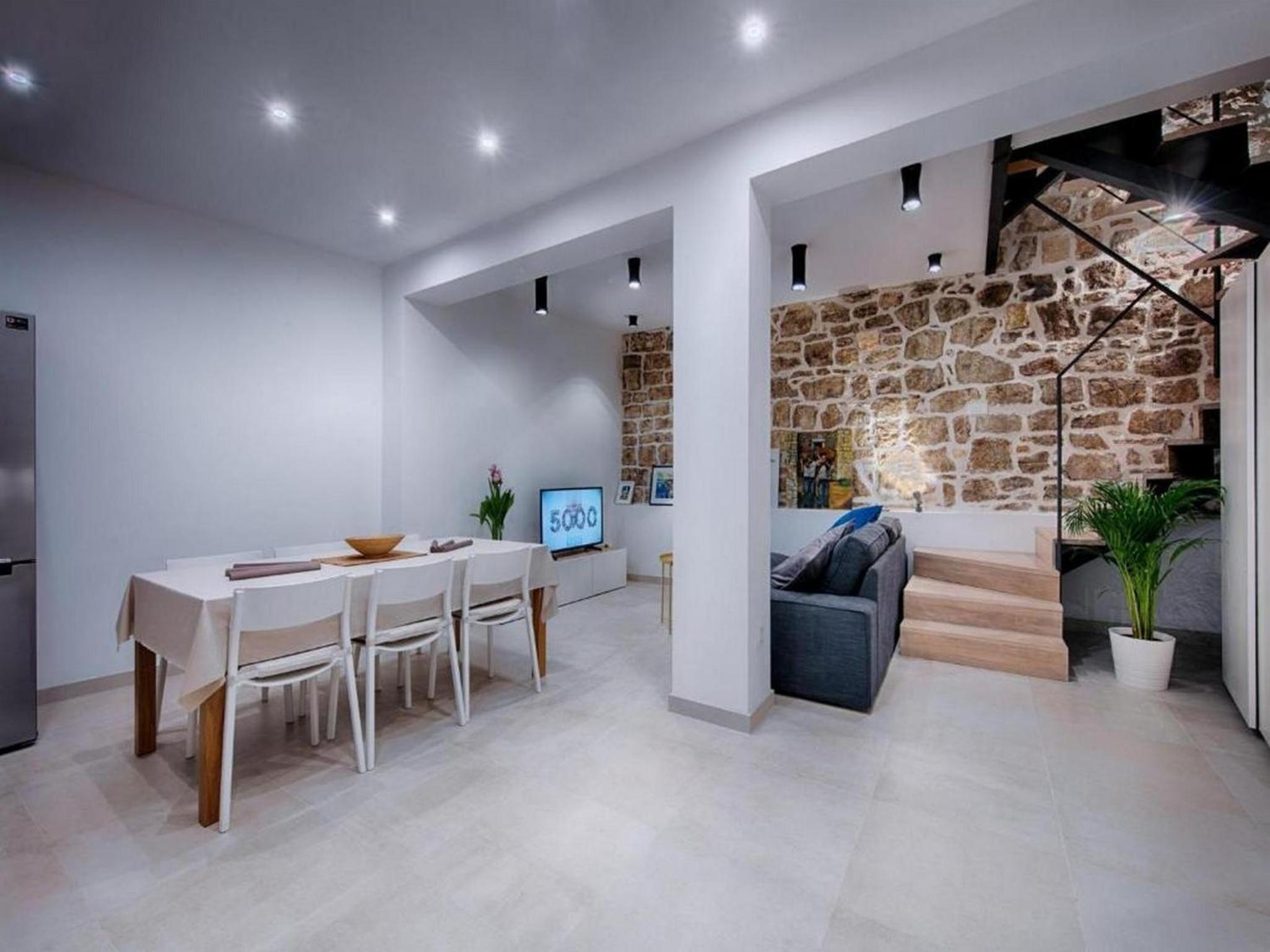 Stylish Holiday Home Vis Center view 4