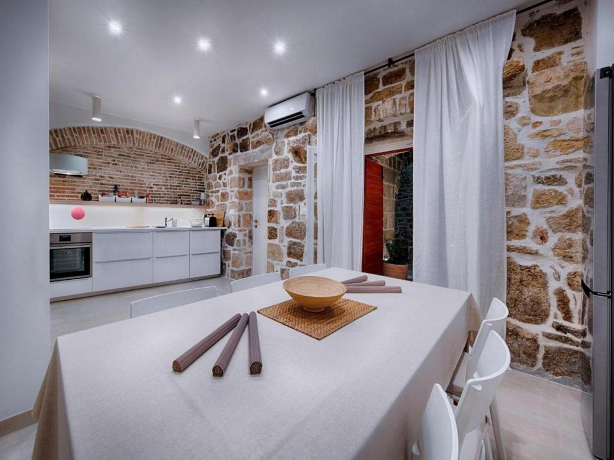Stylish Holiday Home Vis Center view 5