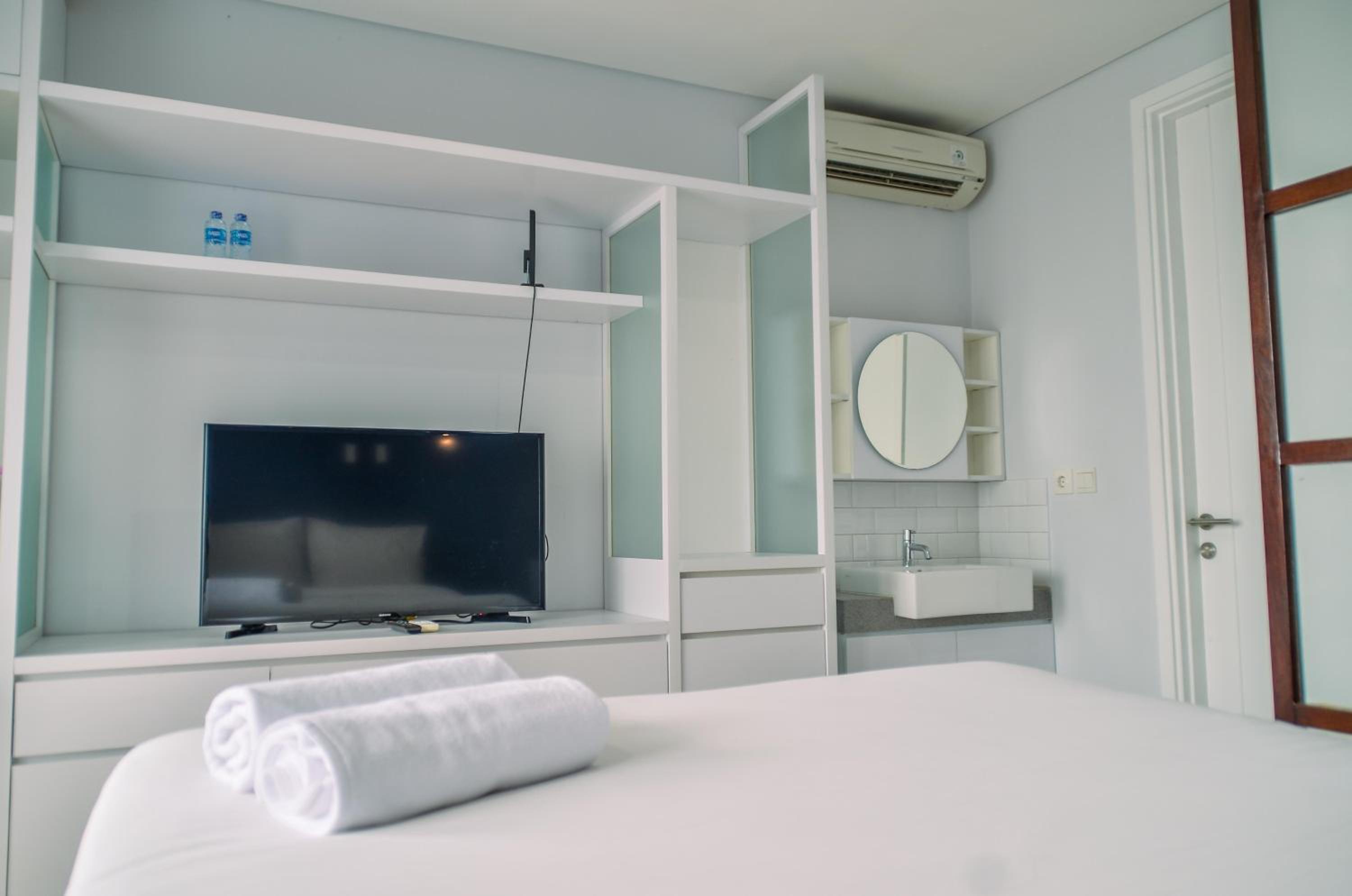 Nice and Cozy Studio at Paddington Heights Apartment By Travelio view 3