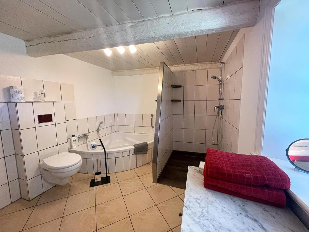 Pörksen Huus, barrierefrei, eingezäunt, bis zu sechs Hunde, Kamin, WLAN, zwei Bäder