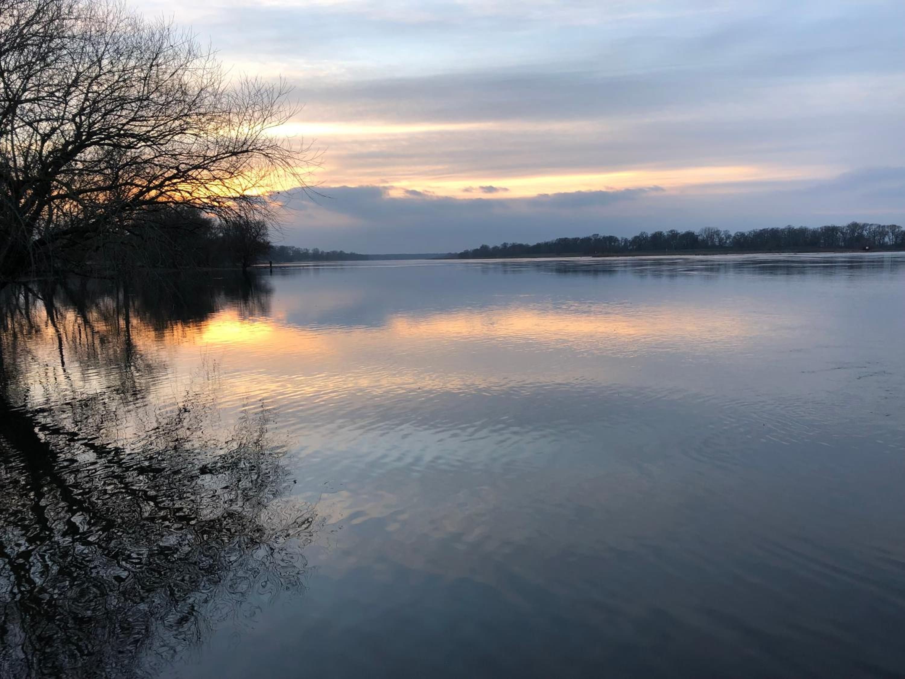Haus am Fluss und See
