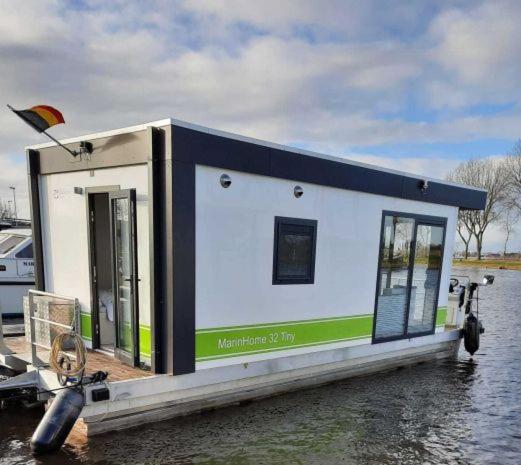 Houseboat Tiny Griffin