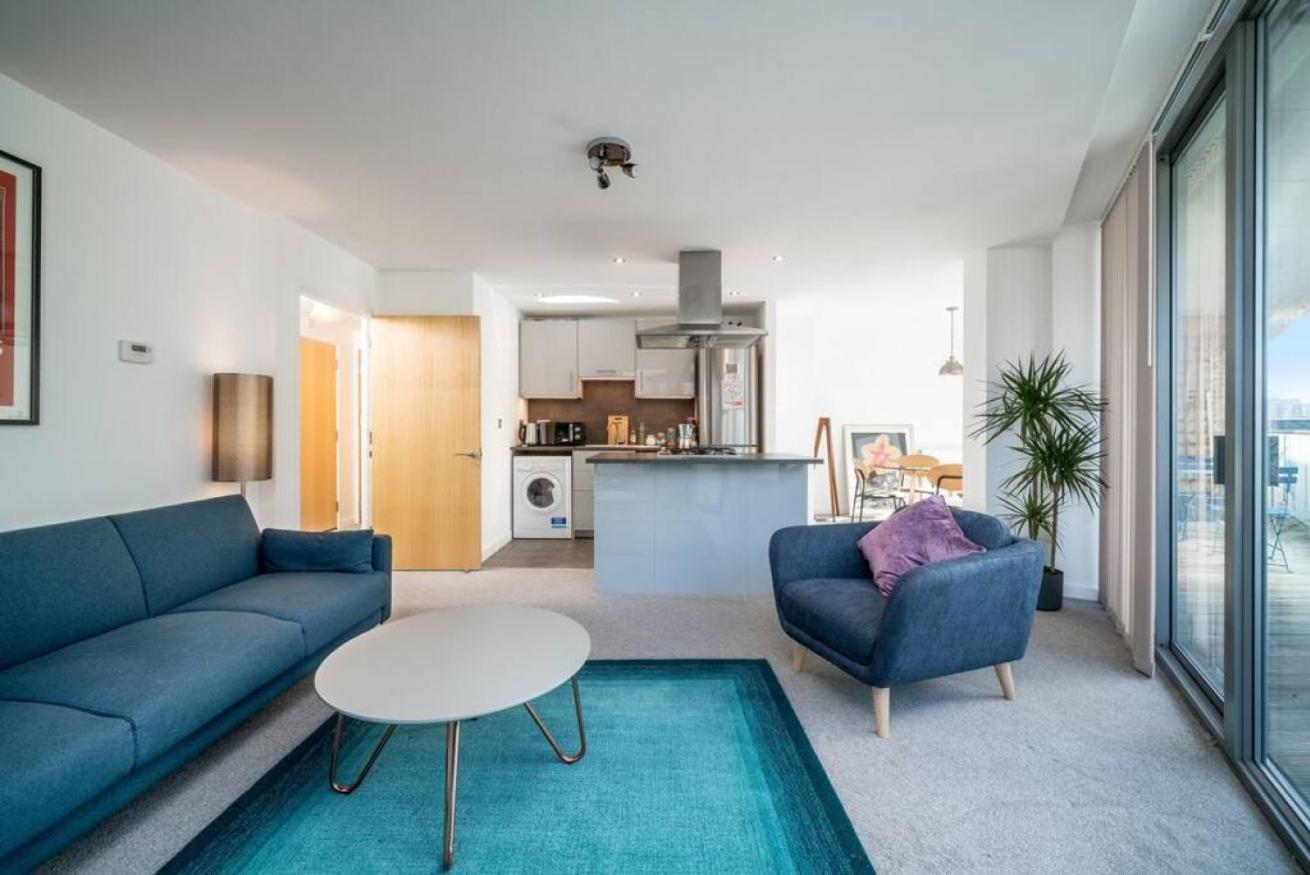 JOIVY Stylish 1-bed flat with private balcony in Canary Wharf, East London