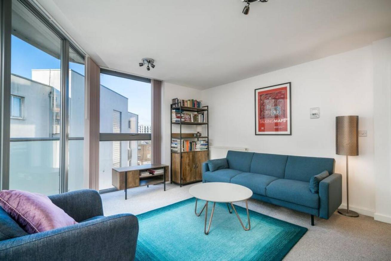 JOIVY Stylish 1-bed flat with private balcony in Canary Wharf, East London