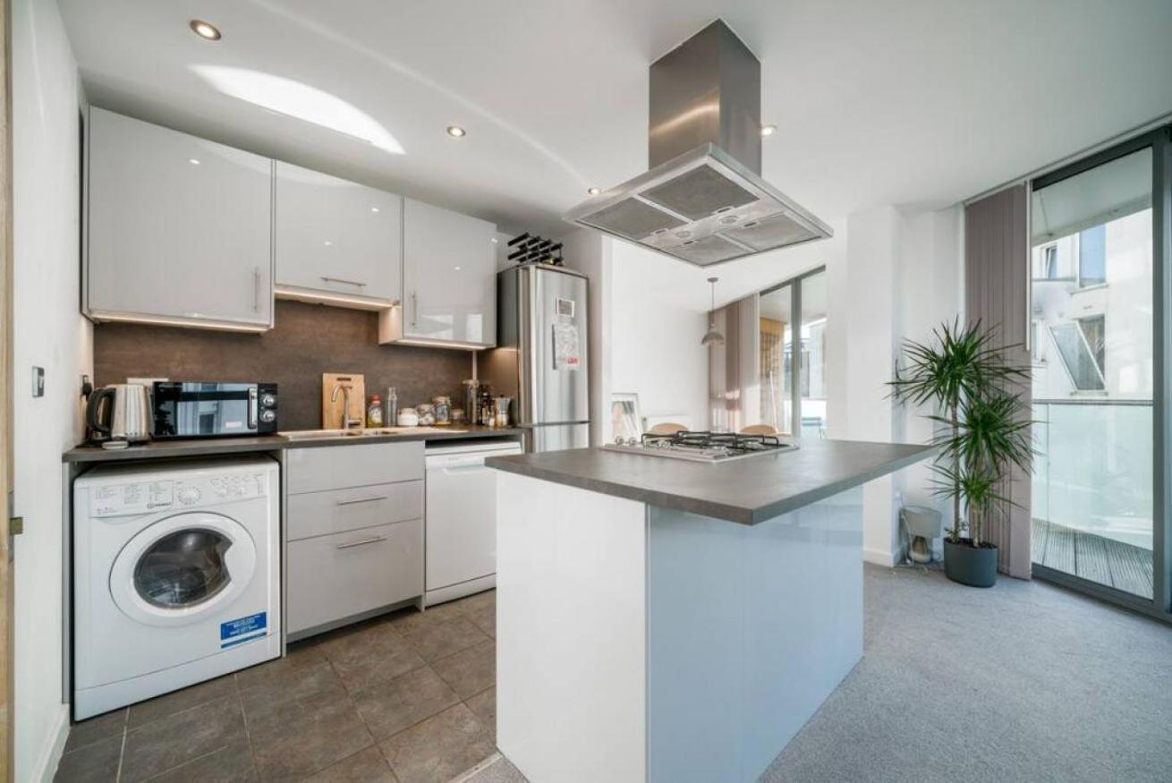 JOIVY Stylish 1-bed flat with private balcony in Canary Wharf, East London