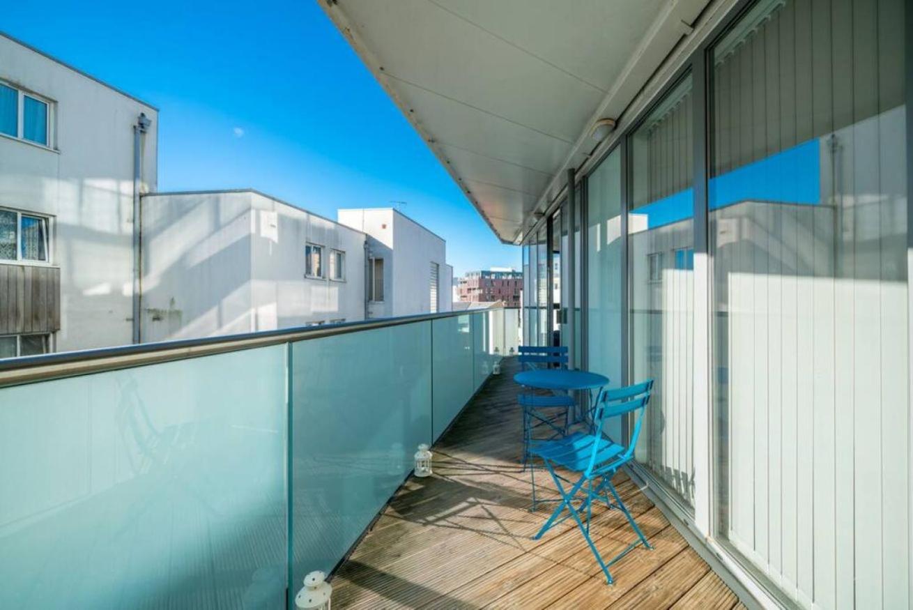 JOIVY Stylish 1-bed flat with private balcony in Canary Wharf, East London