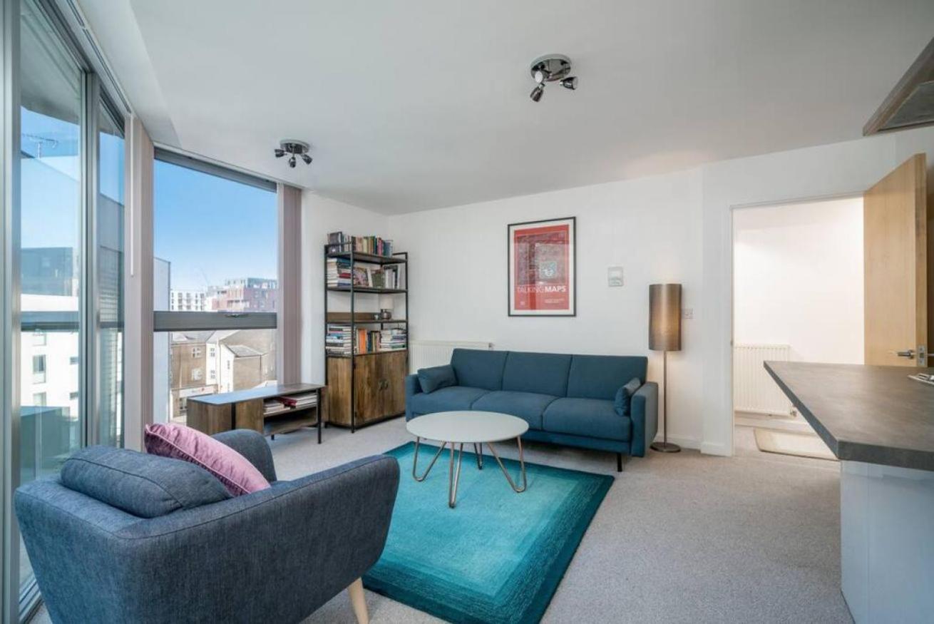 JOIVY Stylish 1-bed flat with private balcony in Canary Wharf, East London