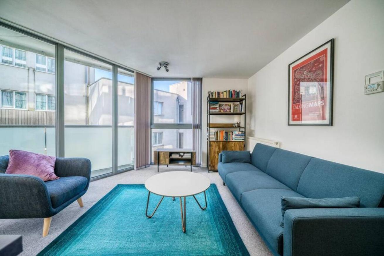 JOIVY Stylish 1-bed flat with private balcony in Canary Wharf, East London