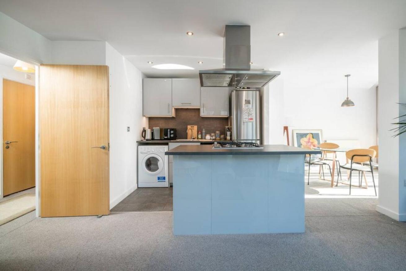 JOIVY Stylish 1-bed flat with private balcony in Canary Wharf, East London