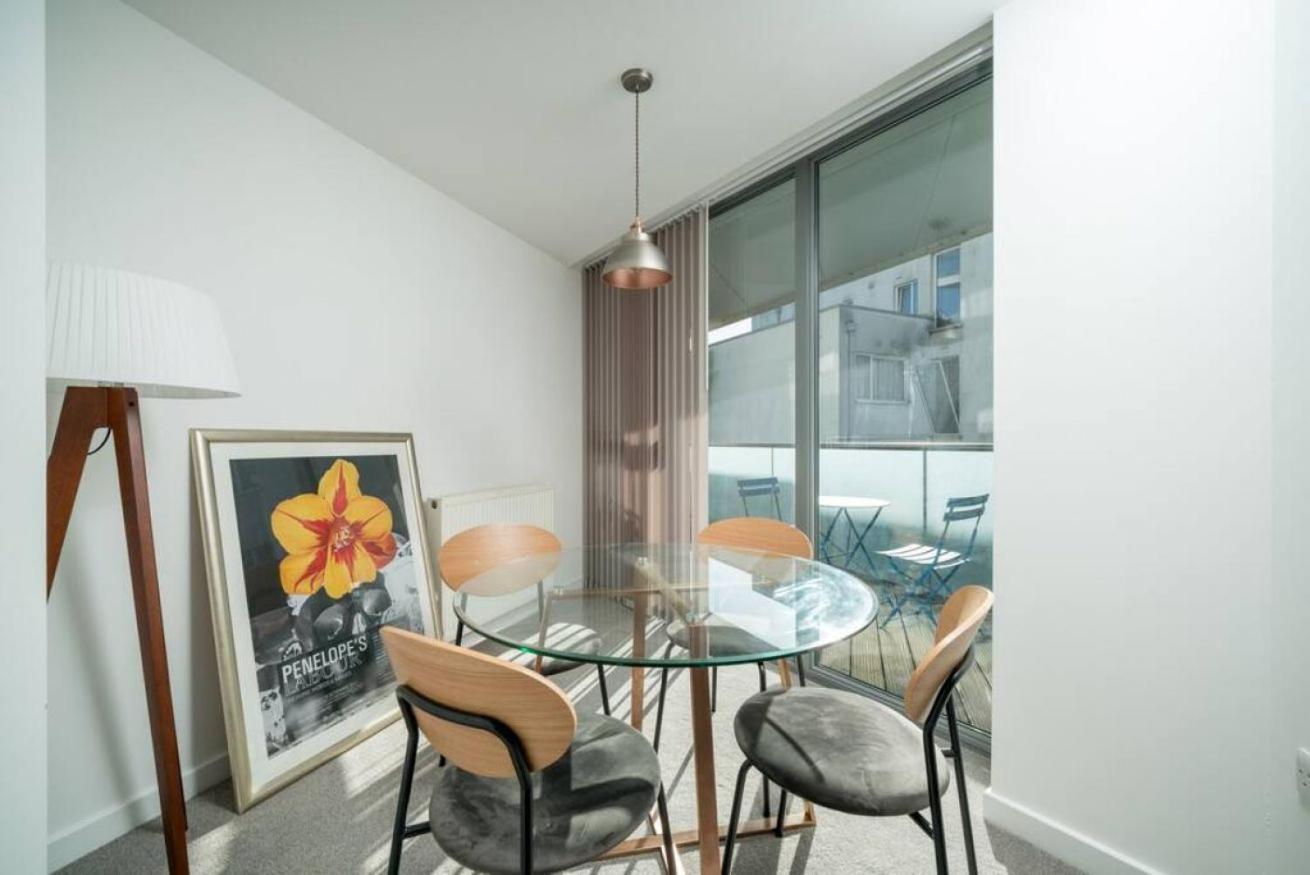 JOIVY Stylish 1-bed flat with private balcony in Canary Wharf, East London