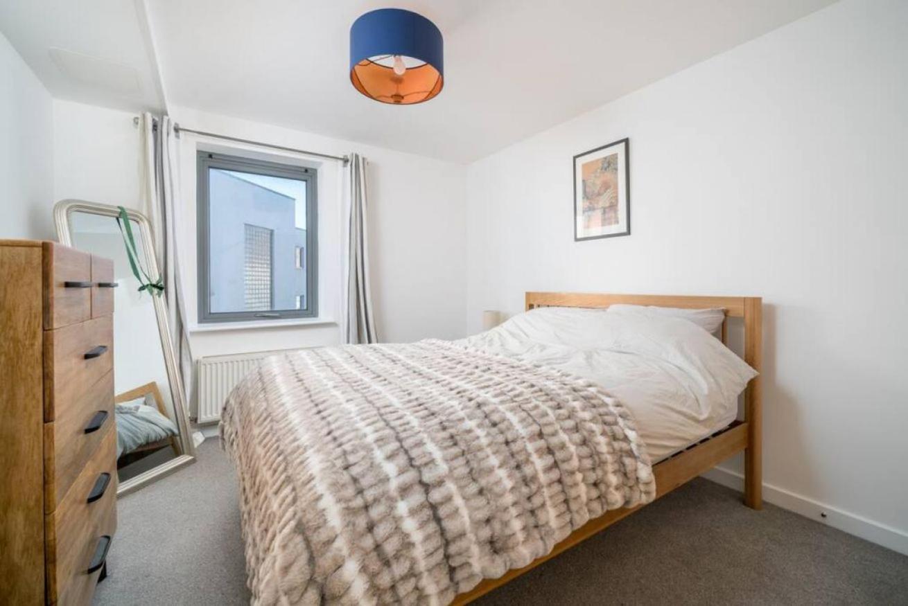 JOIVY Stylish 1-bed flat with private balcony in Canary Wharf, East London
