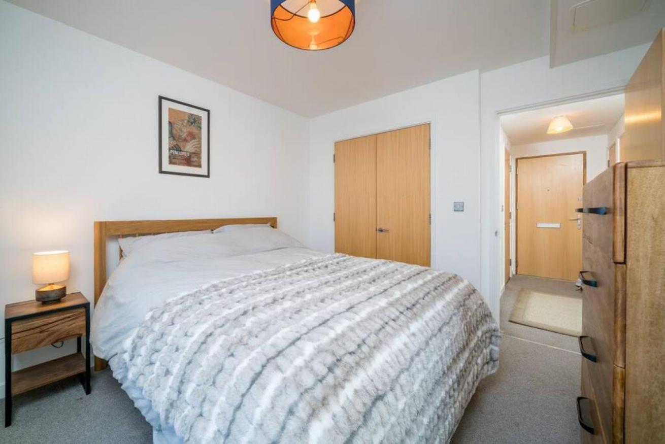 JOIVY Stylish 1-bed flat with private balcony in Canary Wharf, East London