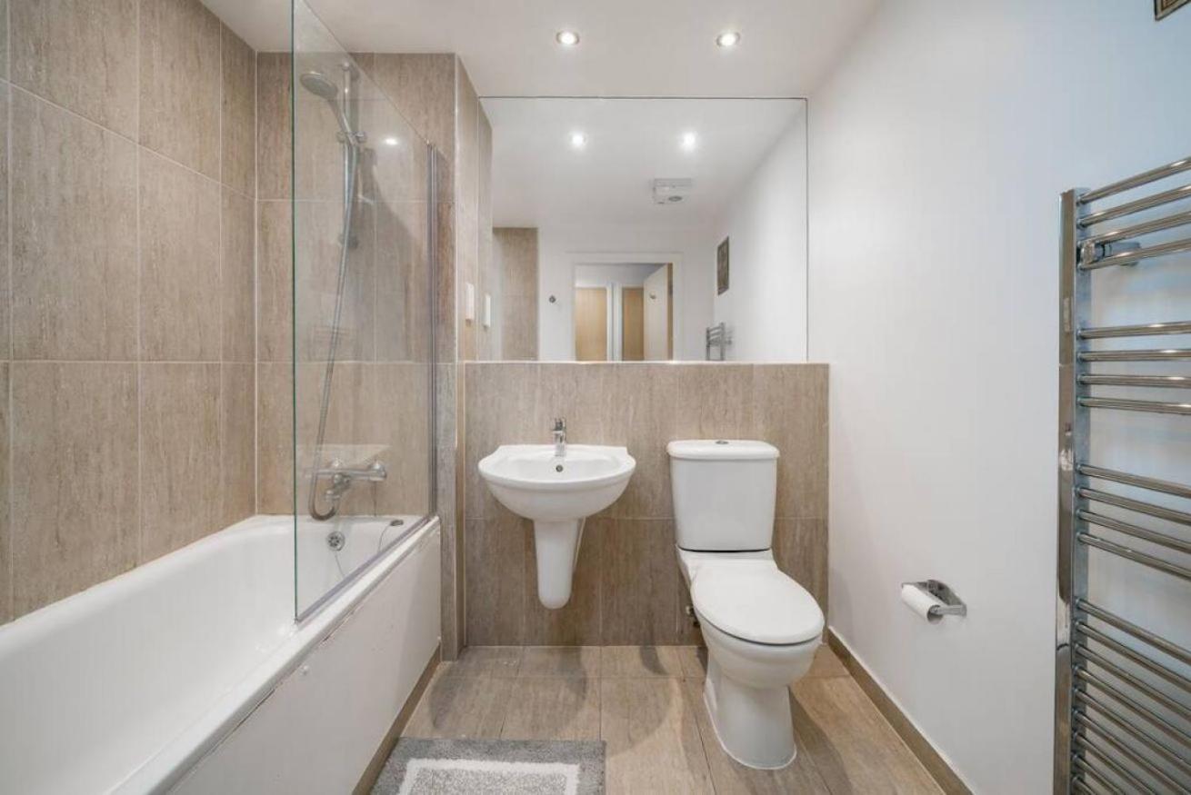 JOIVY Stylish 1-bed flat with private balcony in Canary Wharf, East London