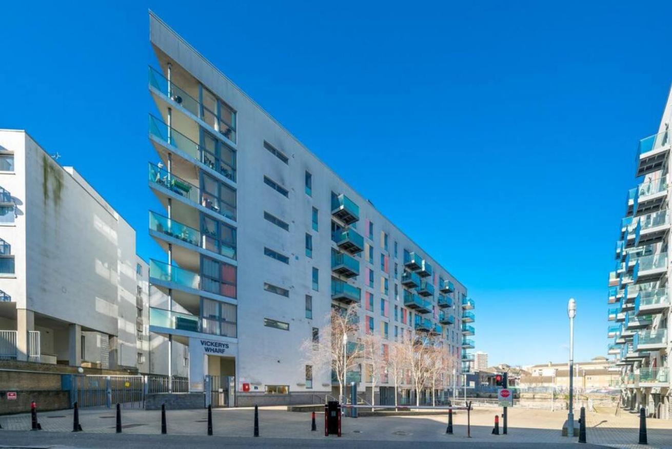 JOIVY Stylish 1-bed flat with private balcony in Canary Wharf, East London