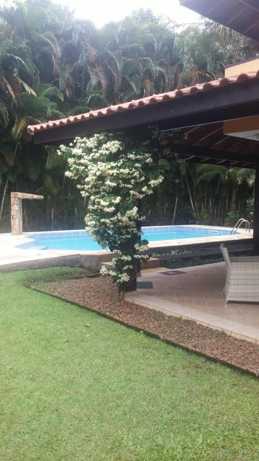 Casa de Praia em Condomínio no Guarujá