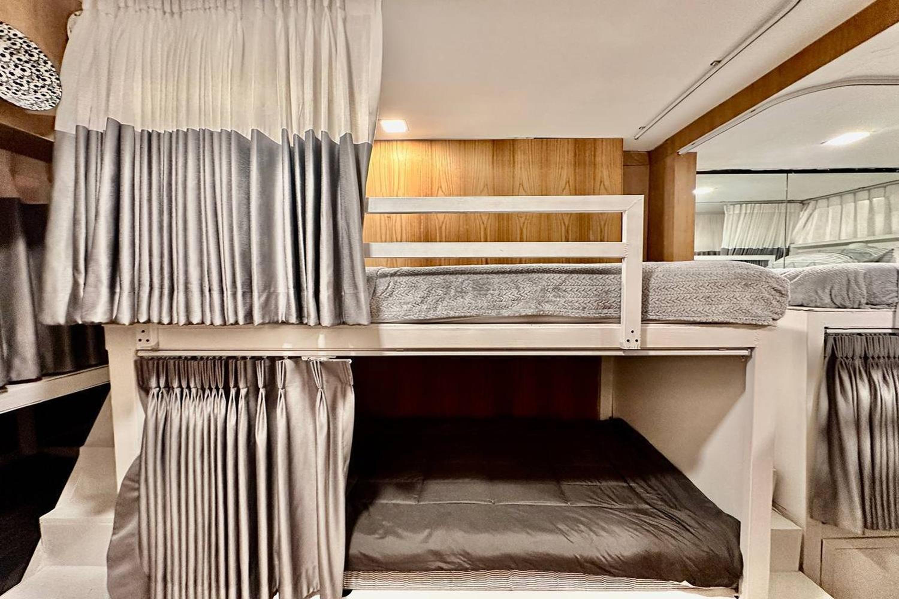 Blu Cabin Ari Stylish Gay Poshtel