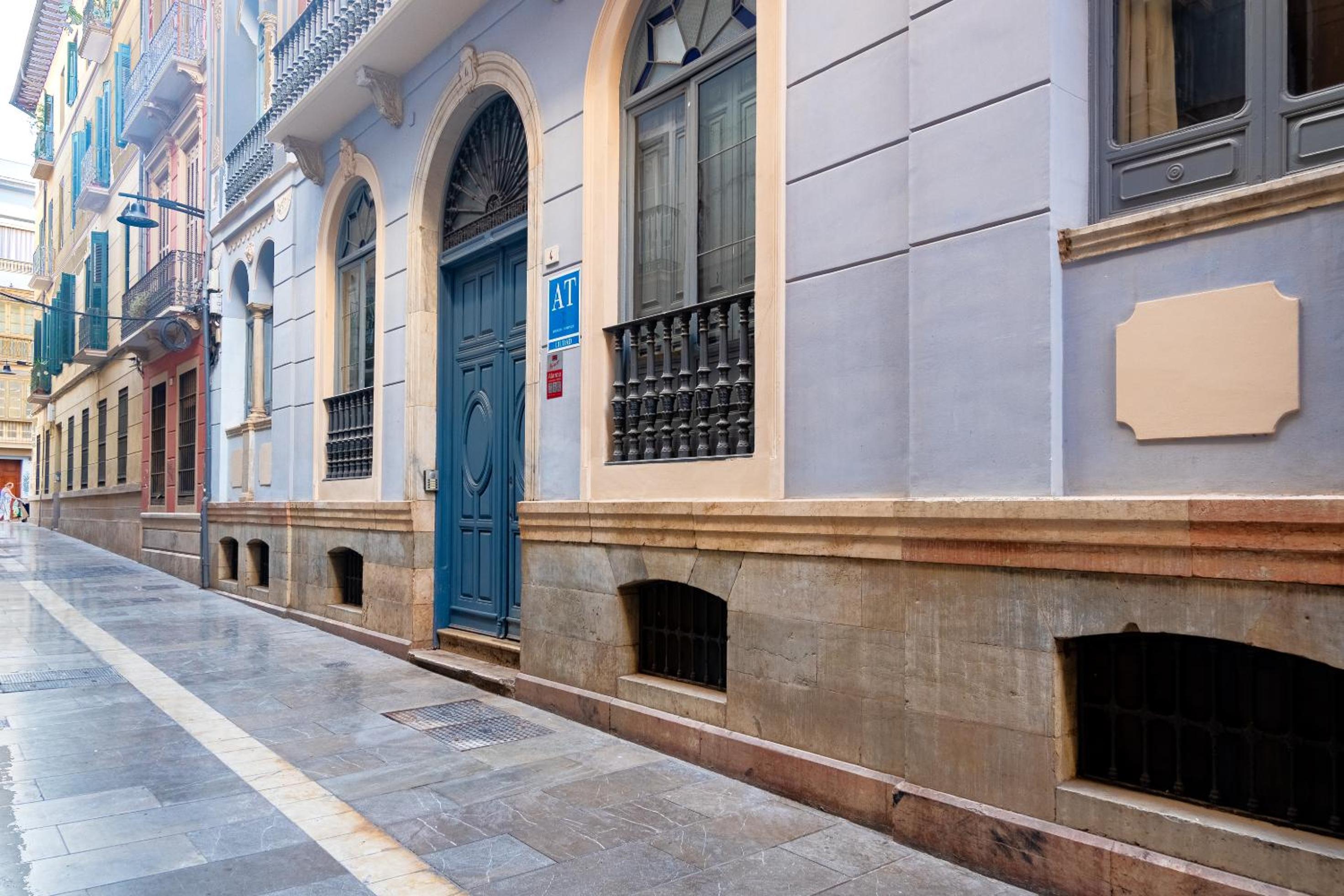 Spacious & Bright -1Bedroom-Terrace-Center