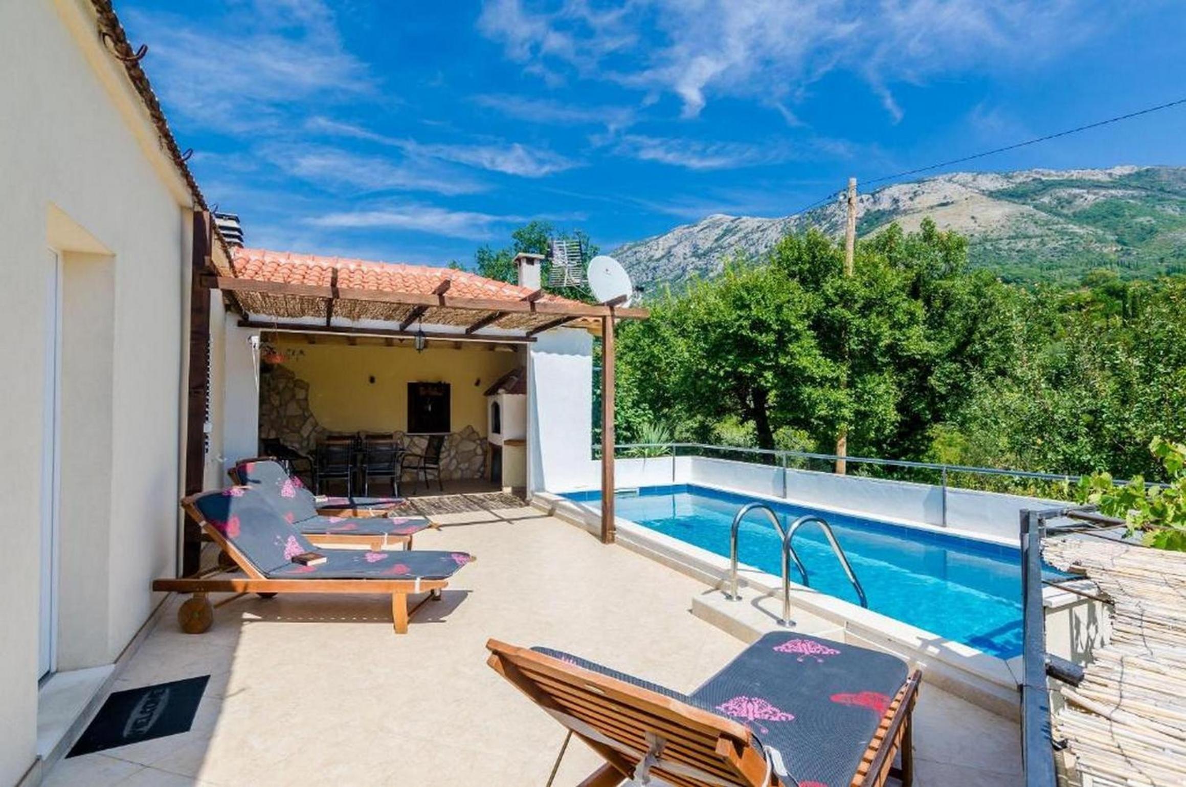 Tranquil Villa with Pool en Gruda — recepcion & lobby