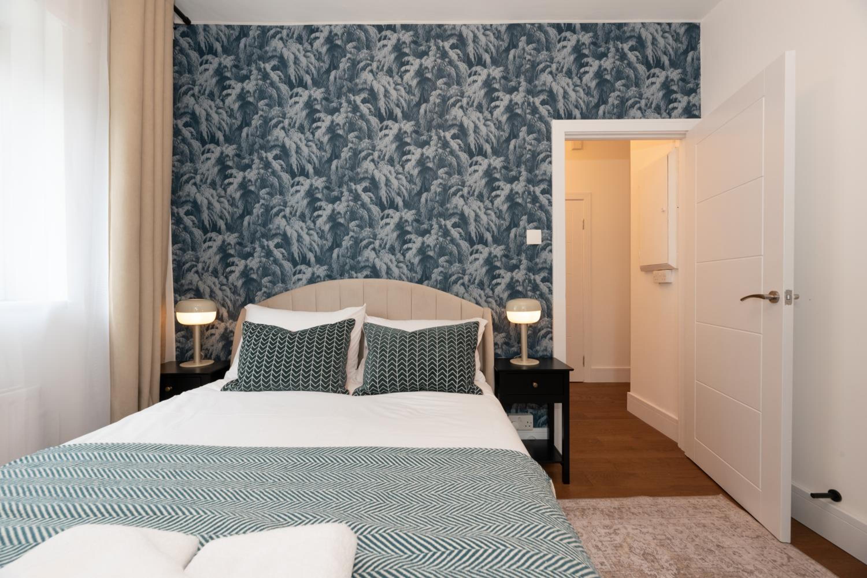 Stylish & Elegant 2-BR Flat In Greenwich London