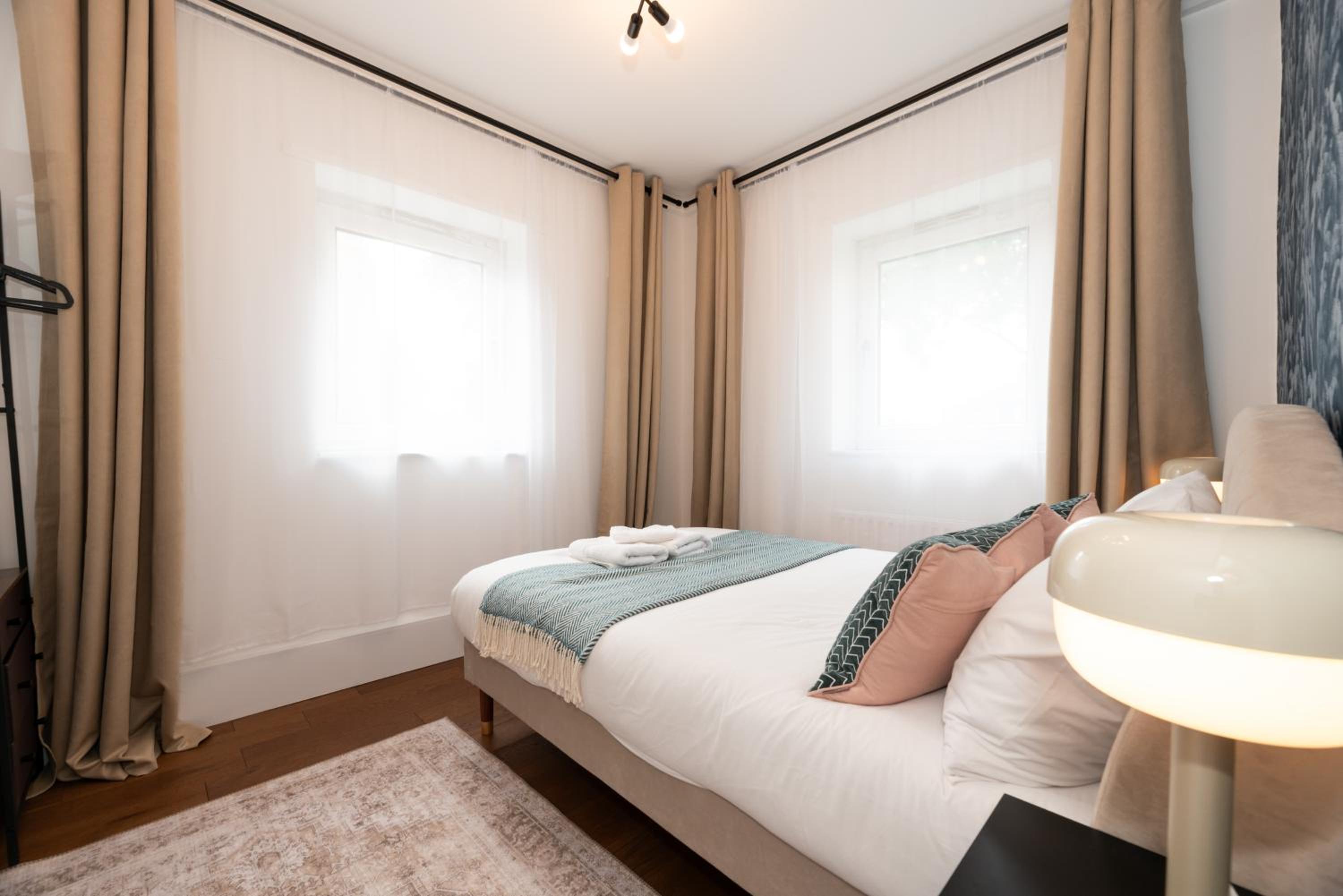 Stylish & Elegant 2-BR Flat In Greenwich London