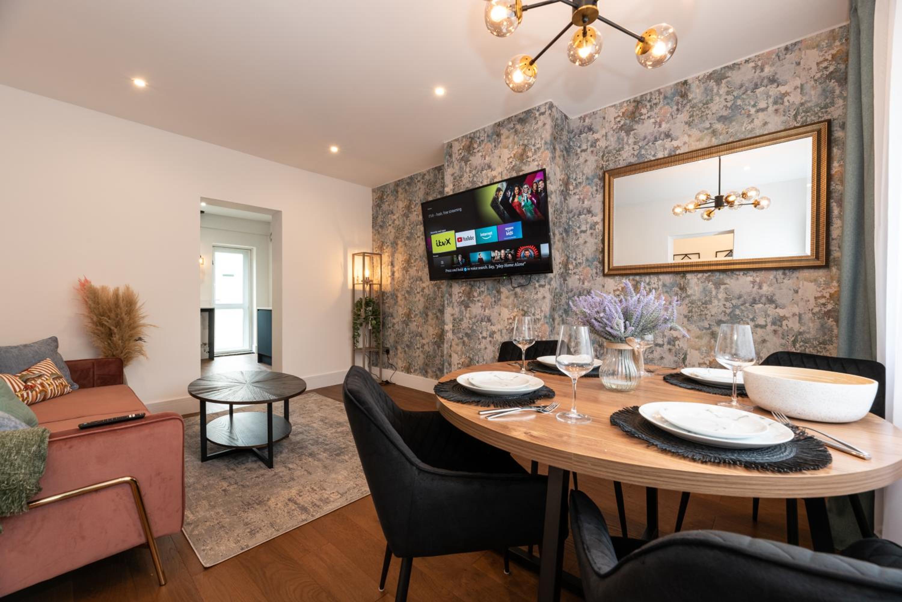 Stylish & Elegant 2-BR Flat In Greenwich London
