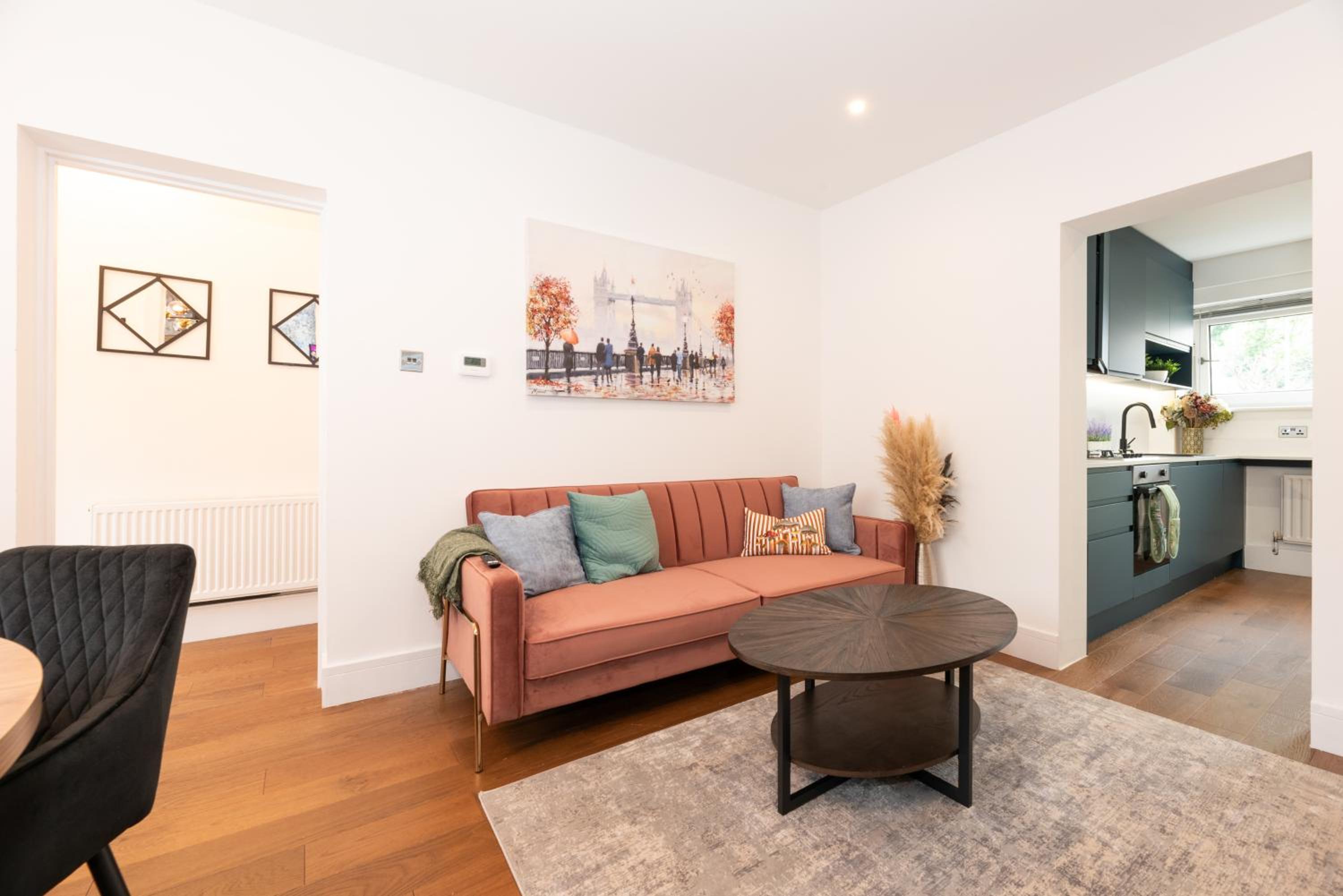 Stylish & Elegant 2-BR Flat In Greenwich London
