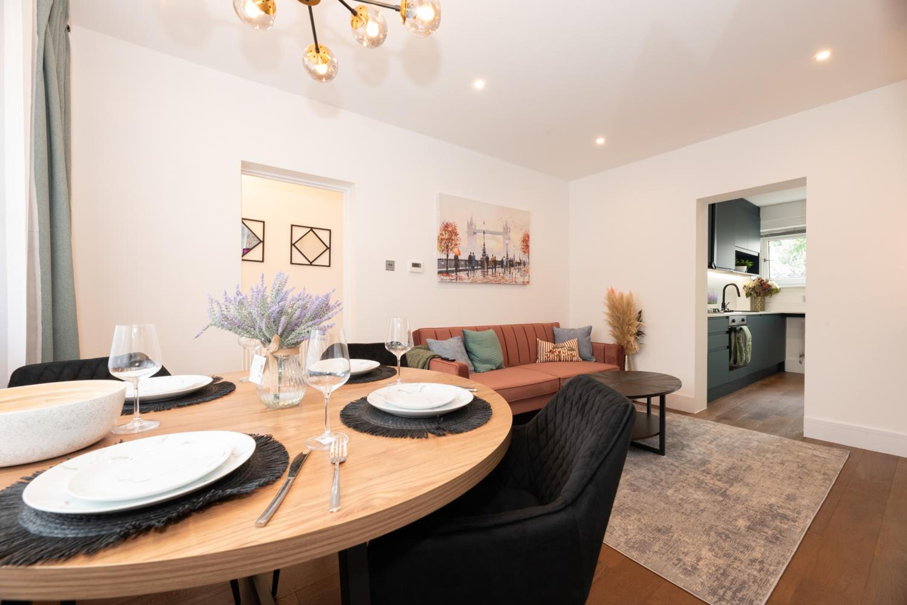 Stylish & Elegant 2-BR Flat In Greenwich London