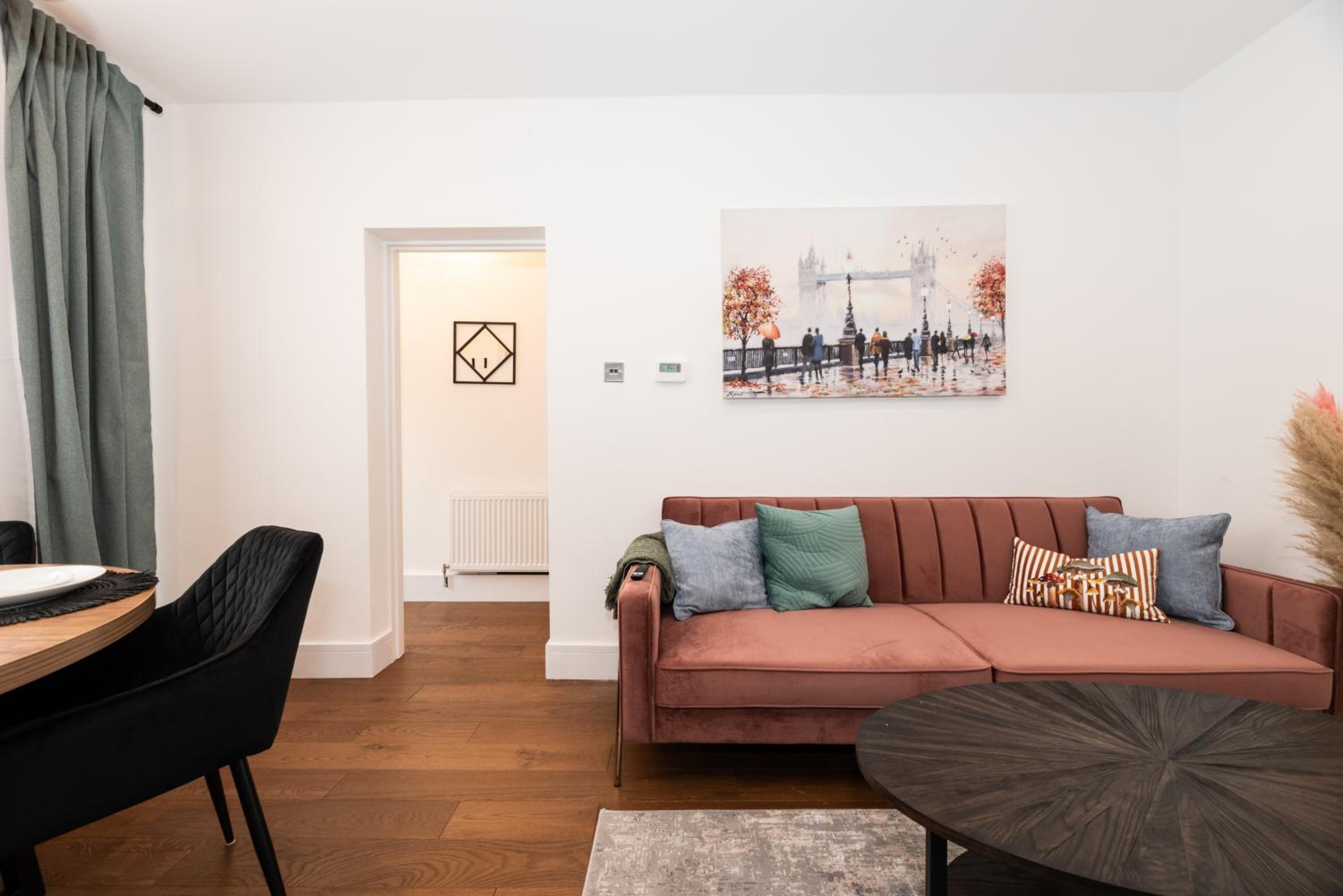 Stylish & Elegant 2-BR Flat In Greenwich London