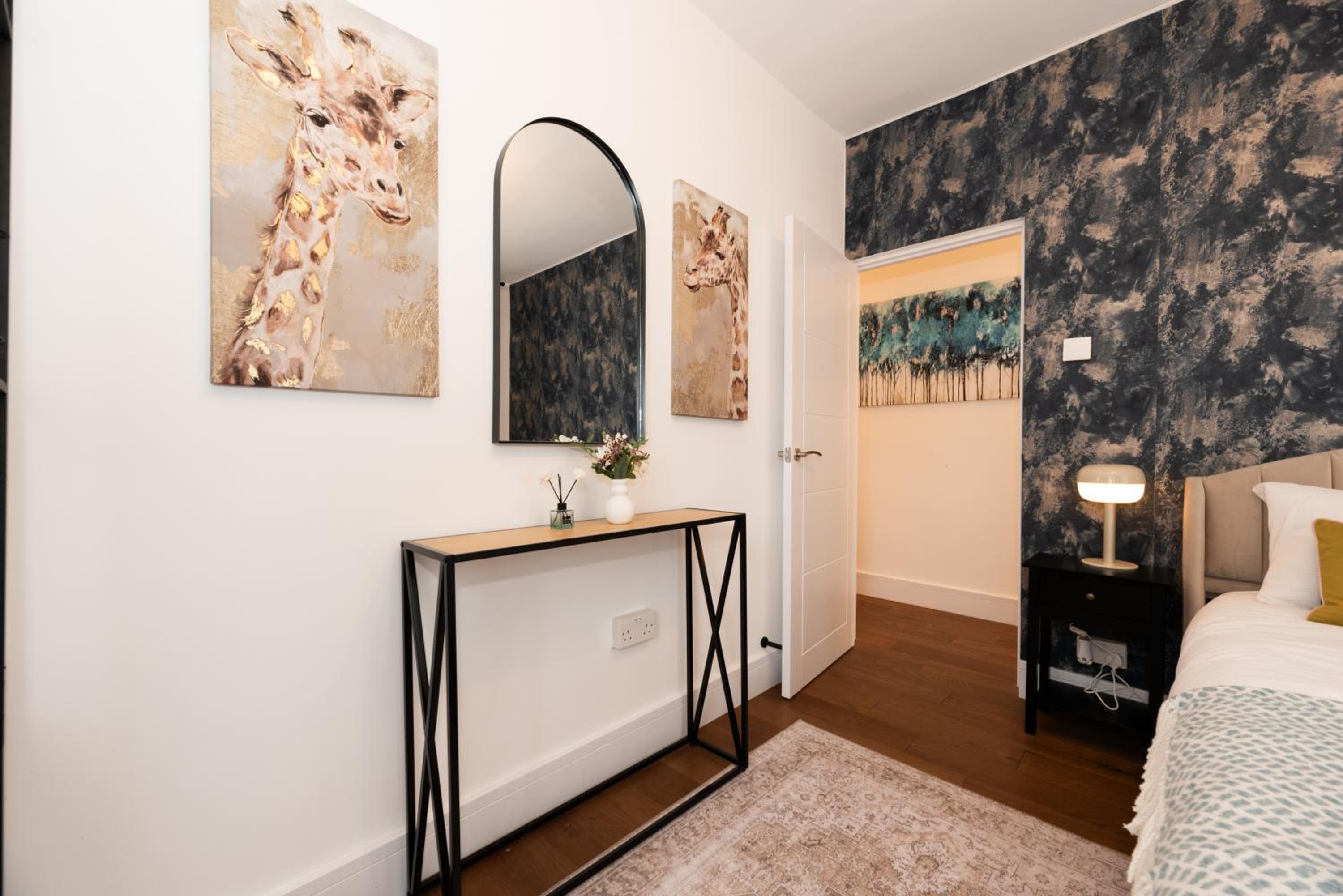 Stylish & Elegant 2-BR Flat In Greenwich London