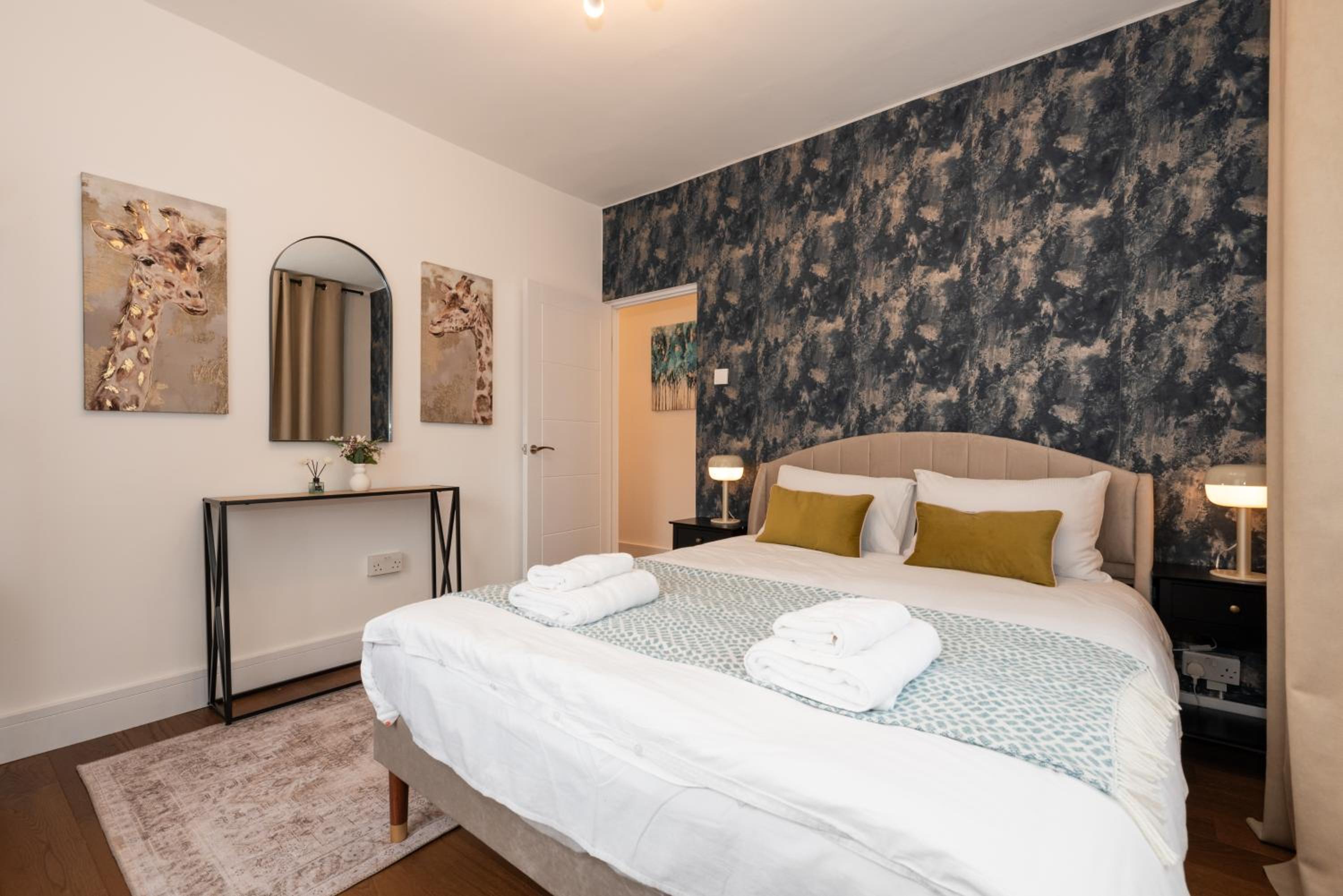 Stylish & Elegant 2-BR Flat In Greenwich London