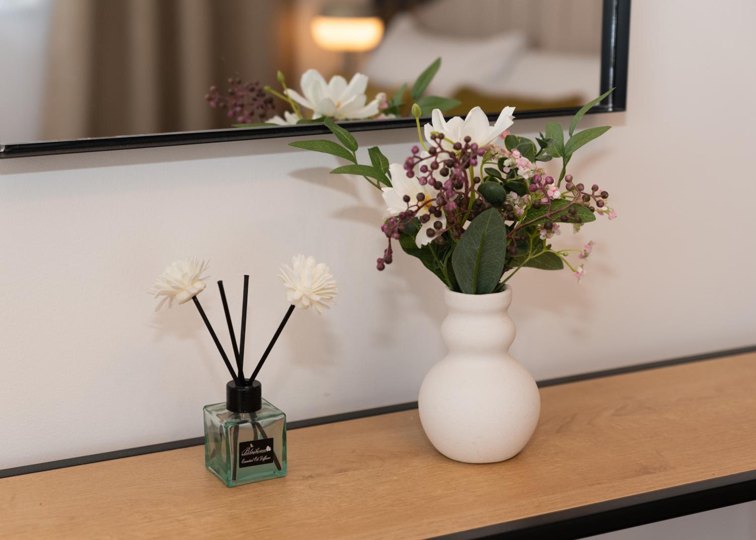 Stylish & Elegant 2-BR Flat In Greenwich London