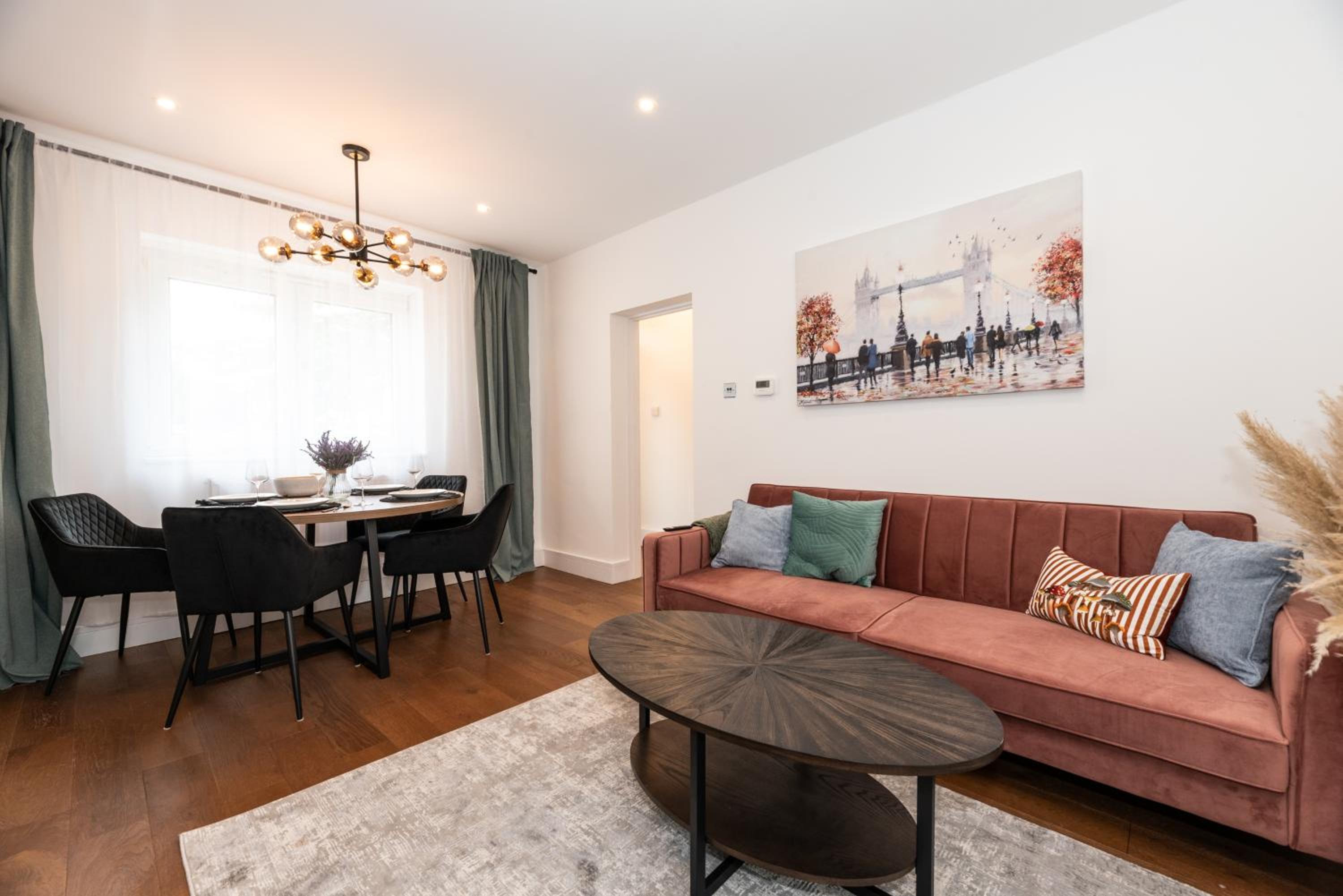 Stylish & Elegant 2-BR Flat In Greenwich London