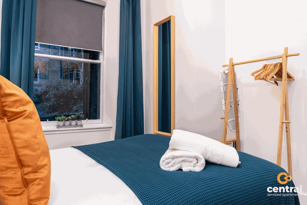 2 Bedroom by Central Serviced Apartments - Modern - Sleeps 2 - Free Street Parking - Fully Equipped - Short & Long Term Stays Available - Contact Us for yo
