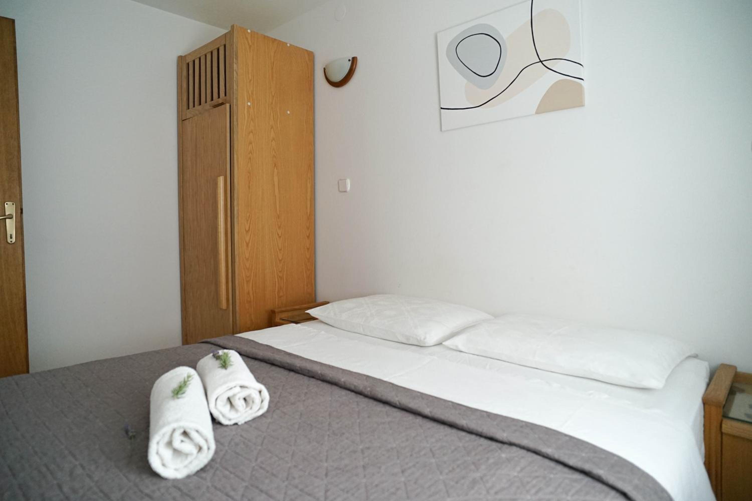Apartments and Rooms Degra