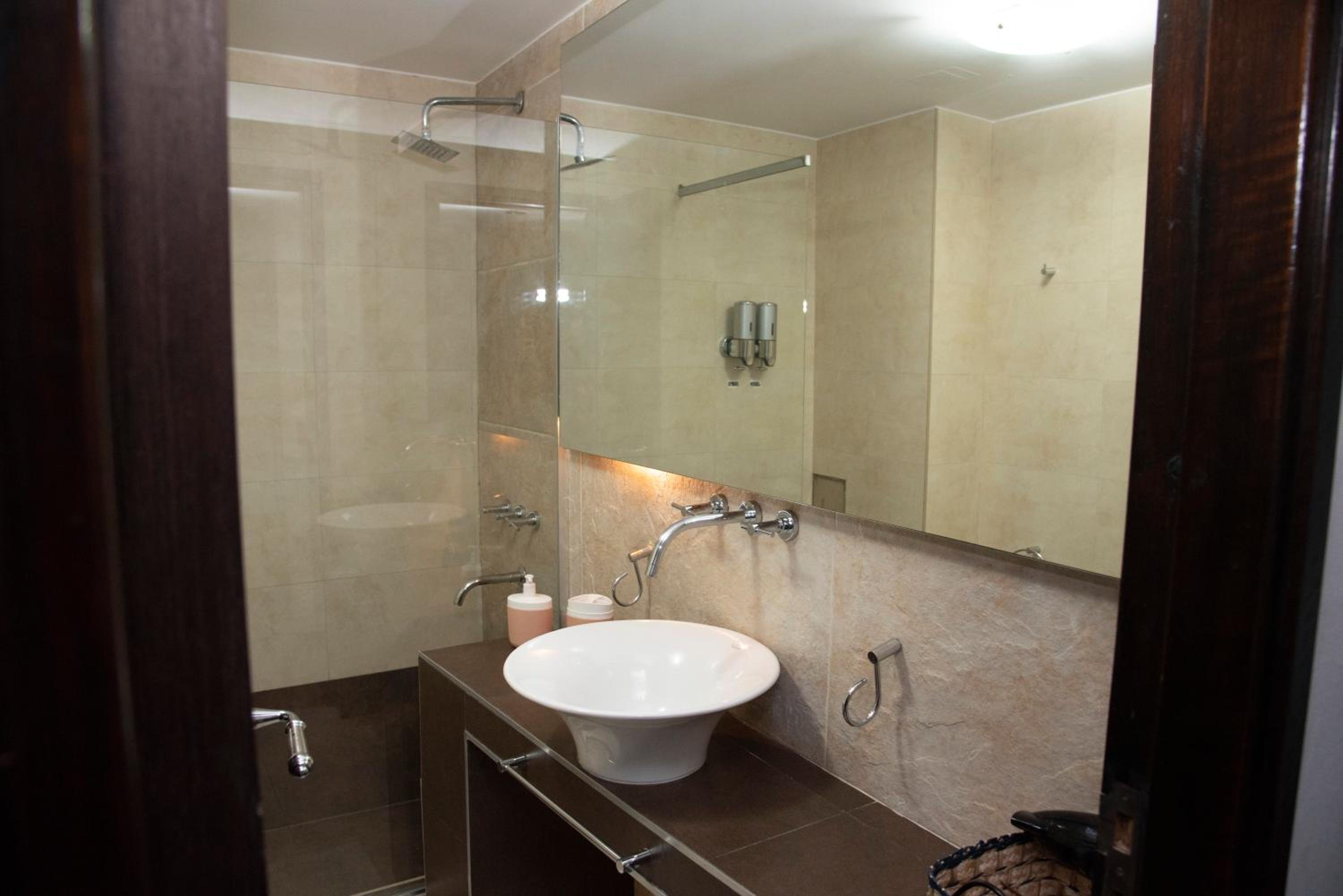 Departamento frontal en zona residencial, seguridad 24 hs