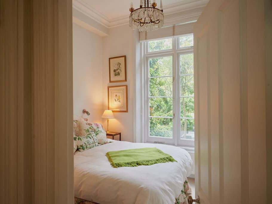LOVELY CHELSEA APARTMENT in QUIET NEIGHBOURHOOD view 2