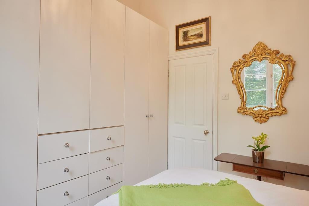 LOVELY CHELSEA APARTMENT in QUIET NEIGHBOURHOOD view 4